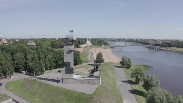 Veliky Novgorod, Ryssland. Novgorod Kreml (Detinets), floden Volkhov. Flyg över staden. 4K — Stockvideo