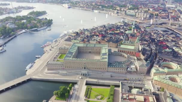 Estocolmo, Suecia. Palacio Real de Estocolmo. Lotería de la Kungliga. Vista aérea. 4K — Vídeos de Stock