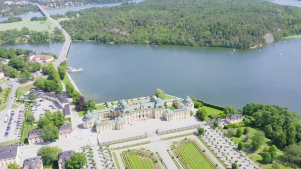 Dolly zooma. Stockholm, Sverige. Drottningholm. Drottningholms Slott. Välbevarat kungligt residens med en kinesisk paviljong, teater och trädgård — Stockvideo