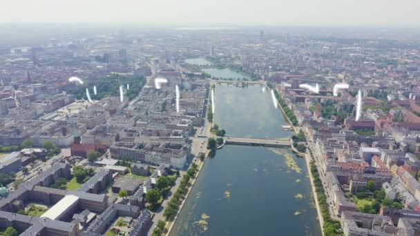 Копенгаген, Дания. Центральная историческая часть города, городские крыши и Копенгагенские озера. Вид с воздуха. 4K — стоковое видео