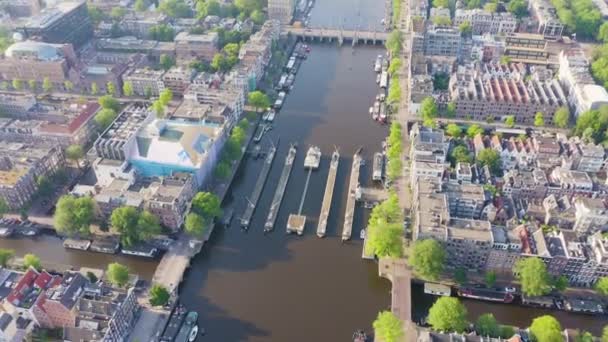 Amsterdam, Hollanda. Şehrin çatılarında uçuyor. Amstel Nehri, Amstel Geçidi. 4K — Stok video