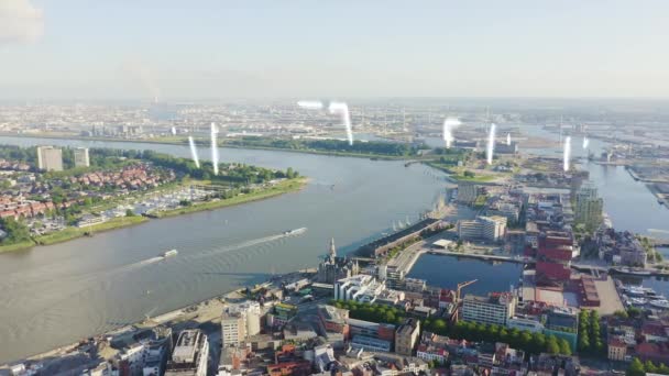 Antwerpenben, Belgiumban. A történelmi város teteje felett repül. Schelde (Esco) folyó. A város ipari területe. 4K — Stock videók