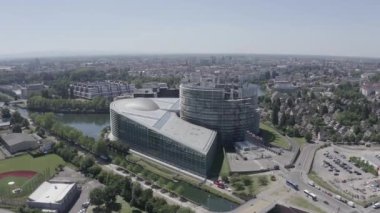 Strasbourg, Fransa. Binaların kompleksi Avrupa Parlamentosu, Avrupa İnsan Hakları Mahkemesi ve Avrupa Sarayı 'dır. 4K