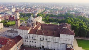 Torino, İtalya. Torino 'daki Kraliyet Sarayı. Şehrin üzerinde uçuş. Tarihi merkez, üst görünüm. 4K