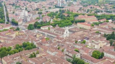Dolly zoom. Brescia, İtalya. Sant Afra, Brescia. Arnaldo Meydanı