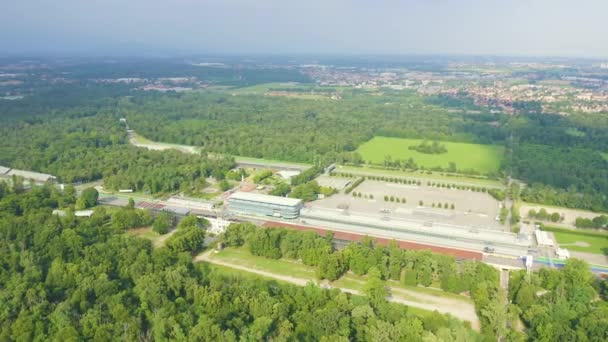 Монца, Італія. Autodromo Nazionale Monza) - гоночна траса поблизу міста Монца в Італії, на північ від Мілана. Місце проведення Гран-прі Формули-1. З повітря. 4K — стокове відео