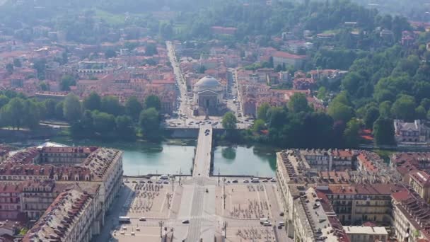 Dolly zoom. Turín, Itálie. Let nad městem. Vittorio Veneto náměstí, Katolický farní kostel Gran Madre Di Dio — Stock video