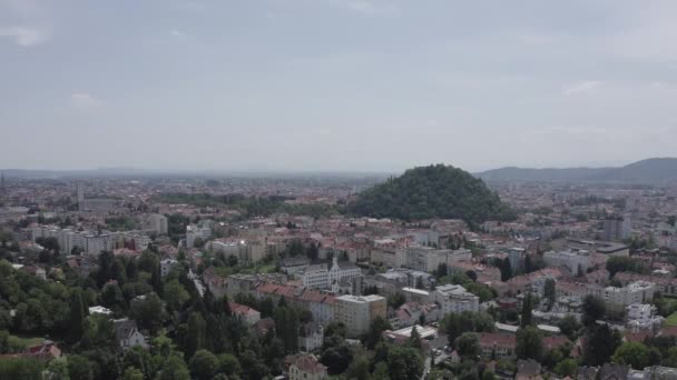 Graz, Österrike. Den historiska stadskärnan flygfoto. Schlossberg (Slottskullen). 4K — Stockvideo