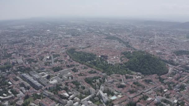 Graz, Ausztria. A történelmi belváros légi felvétel. Mount Schlossberg (Várhegy). 4K — Stock videók