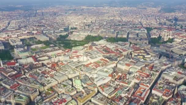 Wenen, Oostenrijk. Vlucht over het historische centrum van Wenen. Parken en paleizen. St. Stefansdom (Duitsland: Stephansdom). 4K — Stockvideo