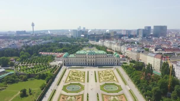 Vienna, Austria. Belvedere è un complesso di palazzi barocchi a Vienna. Costruito da Lucas von Hildebrandt all'inizio del XVIII secolo. 4K — Video Stock