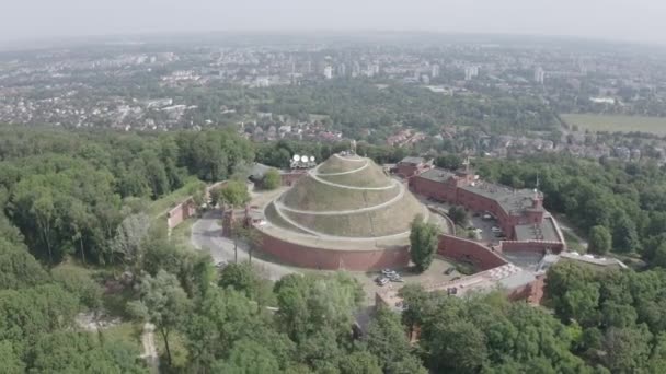 Krakau, Polen. Barrow Kosciuszko (Krakau). Historisch monument. De bouw van de heuvel werd voltooid in 1823. 4K — Stockvideo