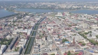 Kazan, Rusya. Kremlin ile Kazan şehrinin panoramik manzarası. Çeşmeli Bulak Nehri. 4K