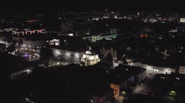 Rusya, Vladimir. Gece şehri havadan. Altın Kapı (Vladimir). 4K