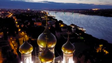 Yaroslavl, Rusya. Kutsal Bakire Meryem 'in Varsayımı Katedrali (Varsayım Katedrali). Gün batımından sonra şehir ışıkları, alacakaranlık. 4K