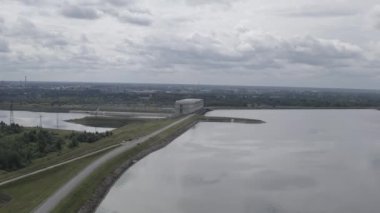 Rybinsk, Rusya. Rybinsk hidroelektrik santralinin hava görüntüsü. 4K