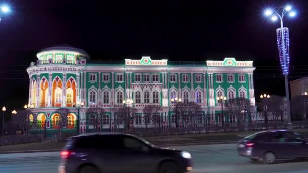 Ecaterimburgo, Rússia. Casa de Sevastyanov e A rua central da cidade é Lenin Prospect. Cidade noturna no início da primavera. 4K — Vídeo de Stock