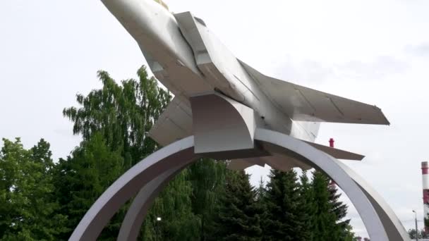 Trwała, Rosja. Pomnik myśliwca-przechwytującego MiG-31. MiG przy starcie. Perspektywa Komsomolskiego.. 4K — Wideo stockowe