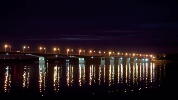 Perm, Russie. Pont communal sur la rivière Kama à Perm. Vue de nuit. Le remblai. 4K — Video