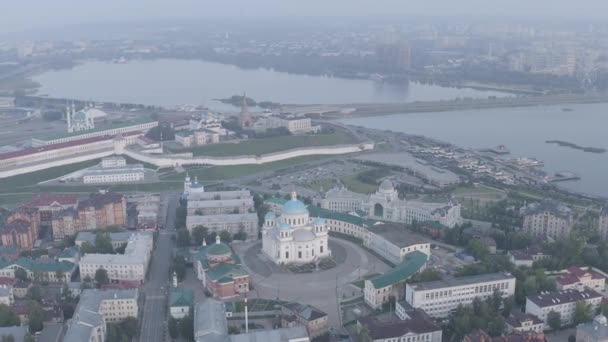 ロシアのカザン。早朝にクレムリンカザン大聖堂とカザン大聖堂の空中ビュー。4K — ストック動画