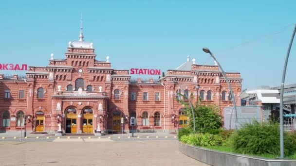 喀山，俄罗斯。喀山火车站。夏天。4K — 图库视频影像