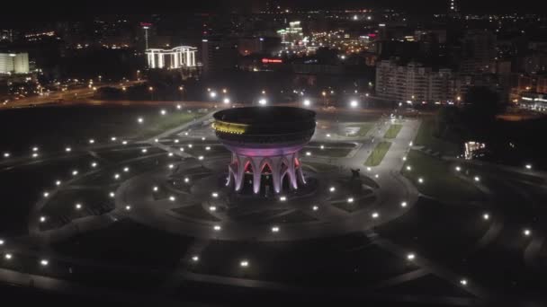 Kazan, Russie. Vue aérienne du centre familial Kazan (palais de mariage) et du Kremlin. Bonne nuit. 4K — Video