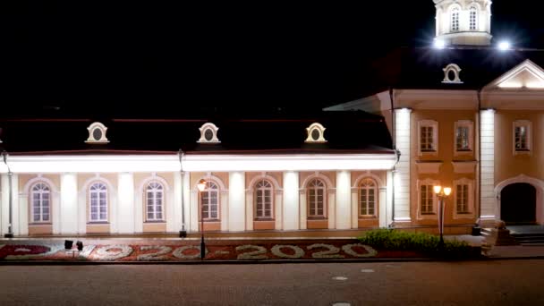 Kazan, Russie. Le bâtiment principal du Cannon Yard. Sur le territoire du Kremlin Kazan. Bonne nuit. 4K — Video