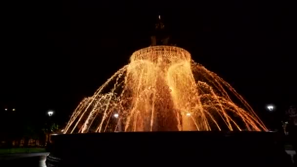 Nijni Novgorod, Russie. La première fontaine municipale. Place Minin et Pozharsky. Bonne nuit. 4K — Video