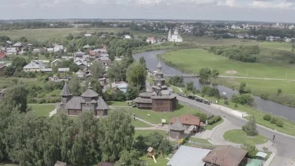 Suzdal, Rusya. Uçuş. Kozlyat 'evo köyünden dönüşüm kilisesi, 18. yüzyılın ortalarında tahta bir mimari abidesi olan Suzdal' a taşındı. 4K — Stok video