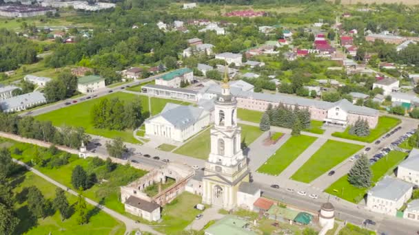 Suzdal, Rusia. Vuelo. El monasterio de Rizopolozhensky es uno de los monasterios más antiguos de Rusia, fundado en 1207. Reverendo Campanario. 4K — Vídeos de Stock
