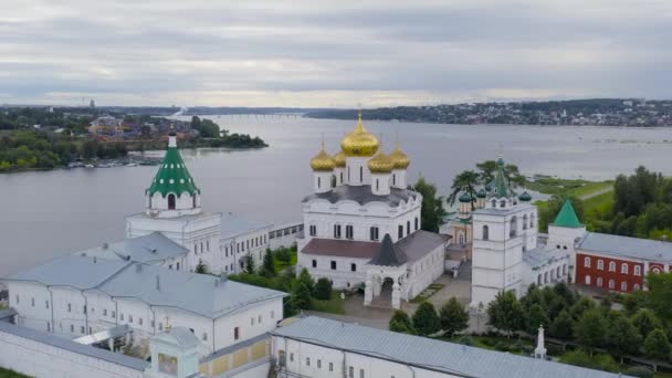 Ryssland, Kostroma. Heliga Treenigheten Ipatievskij kloster i Kostroma. 4K — Stockvideo