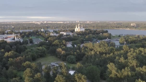 Jarosław, Rosja. Katedra Wniebowzięcia NMP (Katedra Wniebowzięcia Najświętszej Maryi Panny). Czas na zachód słońca. 4K — Wideo stockowe