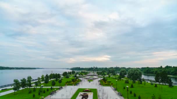 Yaroslavl, Rússia. Estaciona nas flechas. O lugar onde o rio Kotorosl flui para o rio Volga. A transição do pôr do sol para a noite. 4K — Vídeo de Stock