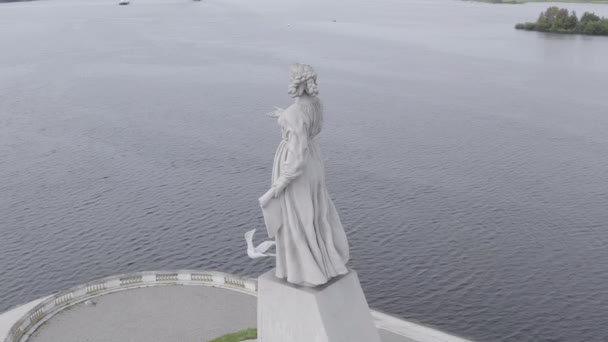 러시아의 라빈 스크 입니다. 어머니 볼가의 동상. 시스템 은라 빈스 크 저 수지를 막는다. 4K — 비디오