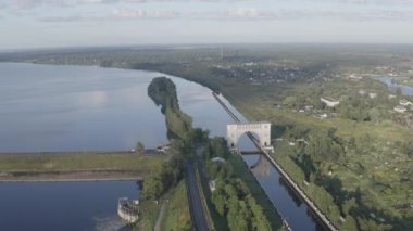 Uglich, Rusya. Çirkin Pound Lock. Volga Nehri Geçidi. Sabah erkenden. 4K