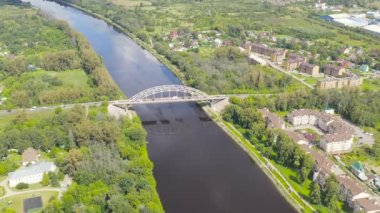 Dmitrov, Rusya. Kanal üzerindeki köprüye Moskova 'nın adı verildi. Moskova nehrini Volga 'ya bağlayan kanal. 4K
