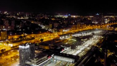 Rostov-on-Don, Rusya. Rostov-Glavny tren istasyonu. Şehir gece manzarası. 4K
