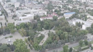 Krasnodar, Rusya. Catherine Meydanı 'ndaki İmparatoriçe II. Catherine Anıtı. Hava görüntüsü. 4K