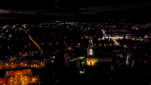 Sergiev Posad, Ryssland. Trinity-Sergius Lavra är det största manliga klostret i den rysk-ortodoxa kyrkan med en lång historia. Beläget i centrum av staden Sergiev Posad. På natten. 4K — Stockvideo