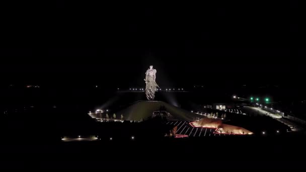 러시아 의 Rzhev. 소련 군인들을 위한 Rzhev 기념관은 1942 년부터 1943 년까지 레제프 근처에서 벌어진 전투에서 사망 한 소련 군인들을 기리기 위해 만들어 졌다. 잘 시간이야. 4K — 비디오