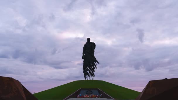 러시아 의 Rzhev. Rzhev Memorial to the Soviet Soldier. 새벽 과 동녘에 아름다운 구름 이 있노라. 4K — 비디오