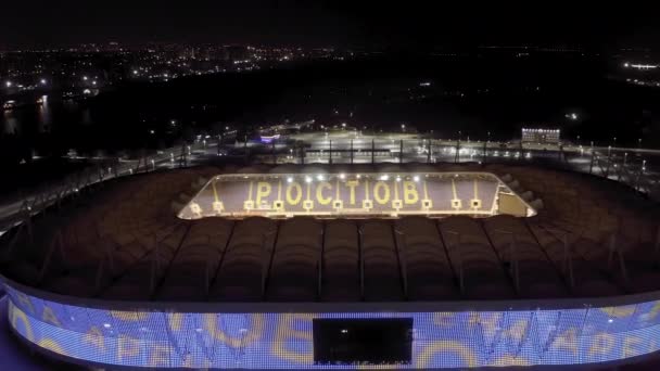 Rostow am Don, Russland. Rostow Arena oder Rostow-Arena - ein Fußballstadion in Rostow am Don, das 2018 als Austragungsort von WM-Spielen errichtet wurde. Nachts. 4K — Stockvideo