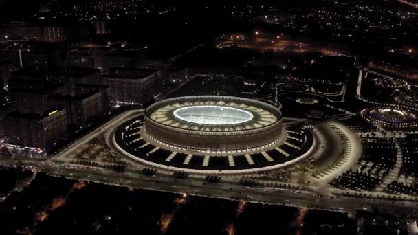 Krasnodar, Russland. Krasnodar - Fußballstadion des gleichnamigen Klubs in der Stadt Krasnodar. Öffentlicher Park Krasnodar (Galitsky Park). Nachts. 4K — Stockvideo