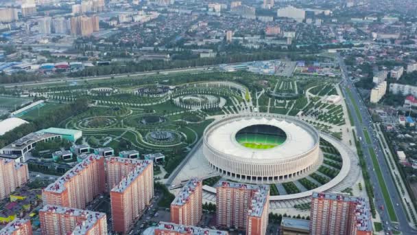 克拉斯诺达尔，俄罗斯。克拉斯诺达尔（英语：Krasnodar）-克拉斯诺达尔市同名俱乐部的足球场。Krasnodar公共公园（Galitsky公园） 。日落时间。4K — 图库视频影像