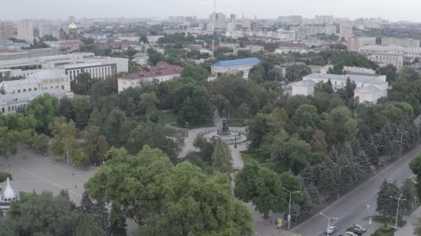 克拉斯诺达尔，俄罗斯。位于凯瑟琳广场的女王凯瑟琳二世纪念碑。空中风景。4K — 图库视频影像