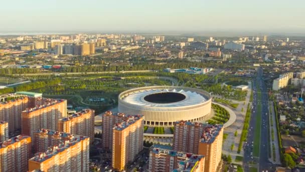 Krasnodar, Rusia. El estadio de Krasnodar es un estadio de fútbol en el parque Krasnodar. A la luz del atardecer. 4K — Vídeo de stock
