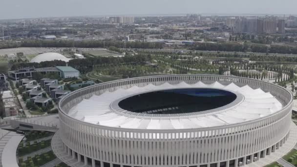 Krasnodar, Rusya, Krasnodar - Krasnodar şehrindeki isimsiz kulübün futbol stadyumu. Halk Parkı Krasnodar (Galitsky Parkı). Yaz havası manzarası. 4K — Stok video