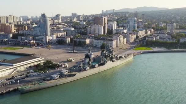 Novorossiysk, Rusya. Kruvazör Mikhail Kutuzov. Merkezi Donanma Müzesi adını İmparator Büyük Peter 'dan almıştır. 4K — Stok video