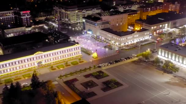 Stavropol, Rusia. Ángel guardián de la Ciudad de la Cruz. Plaza Alexandrovskaya. Noche. 4K — Vídeo de stock