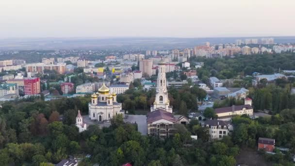 Stawropol, Rosja. Katedra Kazańskiej Ikony Matki Bożej w Stawropolu. Czas na zachód słońca. 4K — Wideo stockowe